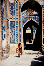 Traditioneel geklede vrouw in Shah i Zinda, Samarkand
